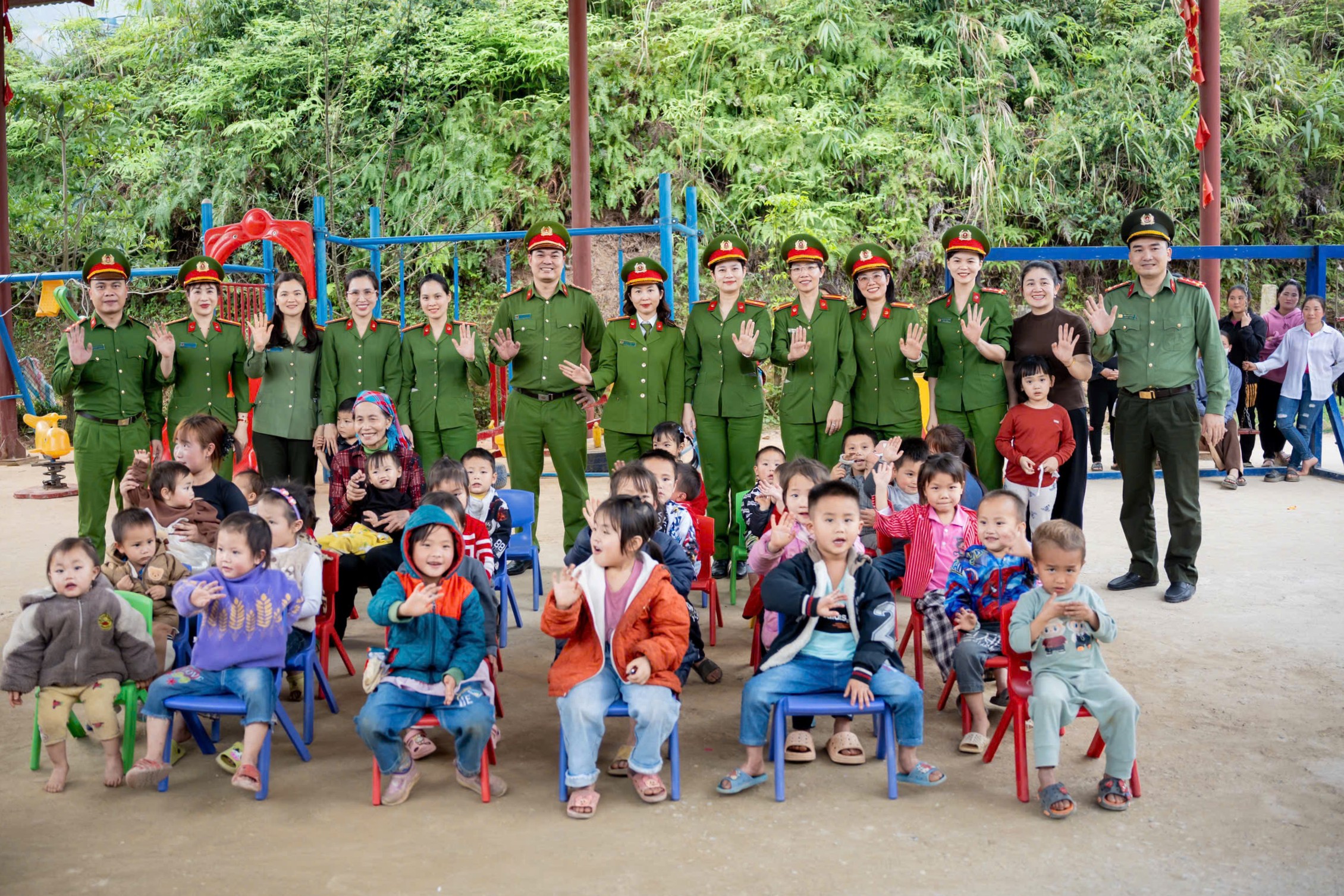 Công an phường Chu Văn An tổ chức chương trình thiện nguyện “Nâng bước em đến trường”